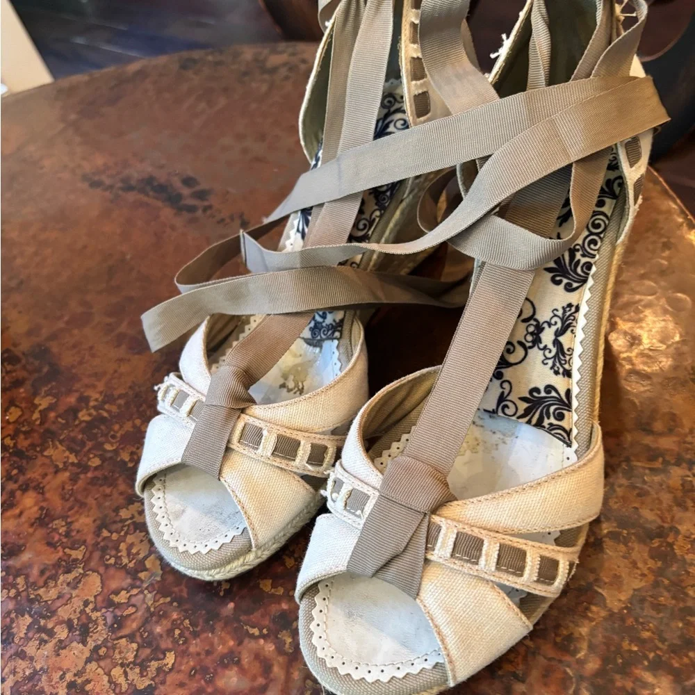 Naturalizer Cream Platform Sandals with Strappy Design